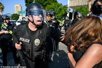 Biểu tình tiếp diễn, Los Angeles áp đặt lệnh giới nghiêm