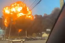 Khoảnh khắc kinh hãi máy bay chở hàng rơi ở Mỹ, cháy ngùn ngụt