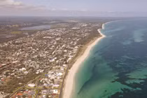 Bé trai bơi suốt 4 tiếng trên biển để tìm người cứu mẹ