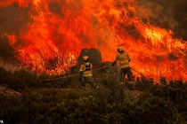 Toàn cảnh cháy rừng dữ dội ở Châu Âu giữa nắng nóng