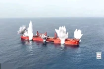 Khoảnh khắc Houthi cho nổ tung tàu hàng giữa biển