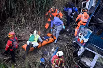 Xe buýt trường học lao xuống vực, hàng chục người thương vong