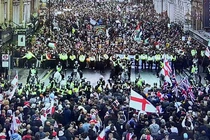 Hình ảnh đụng độ giữa cảnh sát và người biểu tình ở London