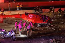 Khoảnh khắc trực thăng y tế rơi xuống cao tốc, nhiều người bị thương