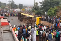 Hiện trường xe đưa tang bị lật, hàng chục người thiệt mạng