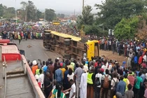 Hiện trường xe đưa tang bị lật, hàng chục người thiệt mạng