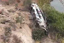 Xe buýt lao xuống khe núi ở Peru, hơn 60 người thương vong