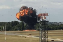 Hãi hùng khoảnh khắc máy bay rơi xuống đất bốc cháy ở Anh