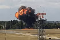 Hãi hùng khoảnh khắc máy bay rơi xuống đất bốc cháy ở Anh