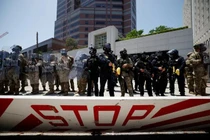 Hình ảnh Vệ binh Quốc gia ứng phó biểu tình tại thành phố Los Angeles