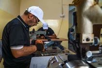 Đột nhập xưởng đóng giày truyền thống ở Iraq