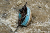 Phà chìm sau khi va phải đá, hàng chục người thiệt mạng