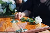 Cụ bà 88 tuổi bất ngờ tỉnh dậy trong quan tài gây choáng