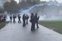 Cảnh sát Hà Lan dùng vòi rồng giải tán người biểu tình chống nhập cư