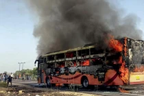 Xe buýt bốc cháy ngùn ngụt ở Ấn Độ, hàng chục người thiệt mạng