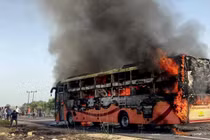 Xe buýt bốc cháy ngùn ngụt ở Ấn Độ, hàng chục người thiệt mạng