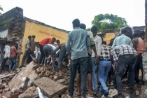 Trường học bất ngờ đổ sập, nhiều học sinh thiệt mạng