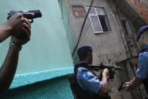 Đấu súng giữa hai băng đảng tội phạm ở Brazil, nhiều người thiệt mạng