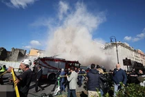 Khoảnh khắc tháp cổ đổ sập ở Italy, một công nhân tử vong