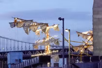 Tàu hải quân Mexico đâm vào cầu Brooklyn, nhiều thương vong