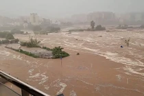 Cảnh 'phố biến thành sông', lũ cuốn trôi ô tô ở Tây Ban Nha