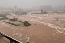 Cảnh 'phố biến thành sông', lũ cuốn trôi ô tô ở Tây Ban Nha