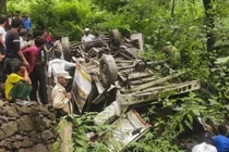 Xe chở khách lao xuống hẻm núi, hàng chục người thương vong
