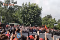 Giới trẻ háo hức xem diễu binh A80 trên phố Hà Nội