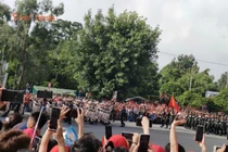 Giới trẻ háo hức xem diễu binh A80 trên phố Hà Nội