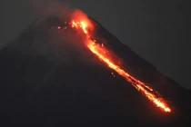 Philippines sơ tán gần 3.000 người vì núi lửa phun trào