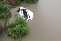 Ô tô mất lái lao xuống kênh, 11 người tử vong