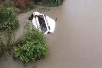 Ô tô mất lái lao xuống kênh, 11 người tử vong