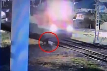 Ngã gục trước đoàn tàu đang lao tới, người đàn ông thoát chết ngoạn mục