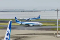 Máy bay hạ cánh khẩn cấp vì hành khách cố mở cửa trên không