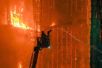 Toàn cảnh vụ cháy chung cư ở Hong Kong, nhiều thương vong