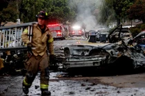 Hiện trường máy bay lao xuống khu dân cư nhiều người thương vong