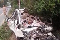 Ô tô va chạm xe tải, gia đình 5 người thiệt mạng