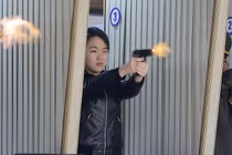 Ông Kim Jong Un và con gái thử súng tại nhà máy vũ khí