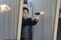 Ông Kim Jong Un và con gái thử súng tại nhà máy vũ khí