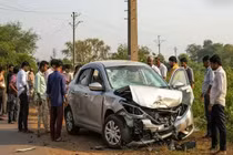 Ô tô đâm xe tải bên đường, 3 người trong gia đình tử vong