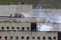 Bạo loạn kinh hoàng trong nhà tù, hàng chục người thương vong