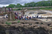 Hiện trường vụ sập cầu ở Ấn Độ, hàng chục người thương vong