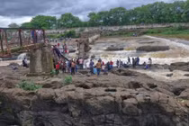 Hiện trường vụ sập cầu ở Ấn Độ, hàng chục người thương vong