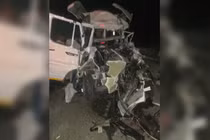 Xe khách đâm vào xe tải đang đỗ, 15 người tử vong