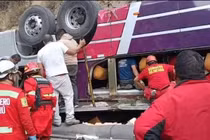 Hiện trường vụ lật xe buýt trên cao tốc Peru, 45 người thương vong