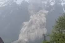 Khoảnh khắc kinh hãi ngôi làng bị chôn vùi vì sạt lở sông băng