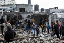 Israel tiếp tục tấn công Gaza, 14 người trong một gia đình thiệt mạng