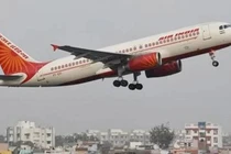 Máy bay chở 170 người cháy động cơ sau khi hạ cánh