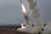 Ông Kim Jong Un và con gái theo dõi vụ phóng pháo phản lực đa nòng