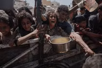 Cảnh người dân Palestine lục lọi bãi rác tìm đồ ăn ở Gaza